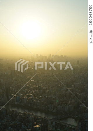 東京スカイツリー 展望台 新宿方面 夕日 100048700