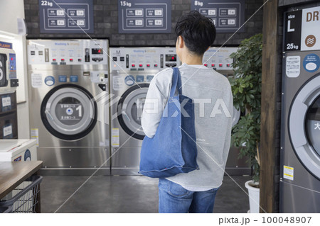 コインランドリーに洗濯に来たミドル男性 100048907