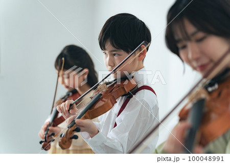 バイオリンを弾く子供 バイオリンを弾く子供 100048991