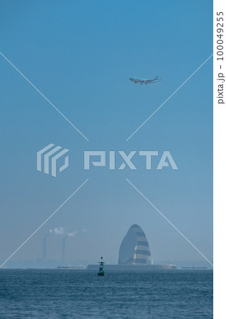 青空の中飛行する旅客機 100049255