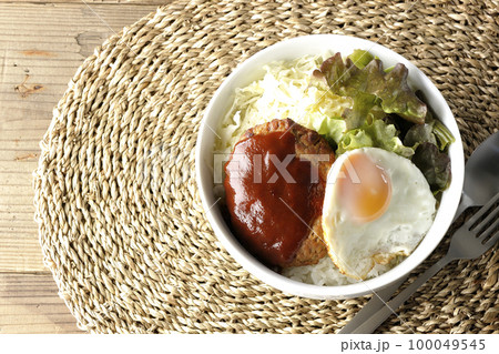 目玉焼き、ハンバーグ、サニーレタス、ロコモコ丼 目玉焼き、ハンバーグ、サニーレタス、ロコモコ丼 100049545