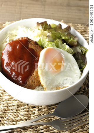 目玉焼き、ハンバーグ、サニーレタス、ロコモコ丼 目玉焼き、ハンバーグ、サニーレタス、ロコモコ丼 100049551