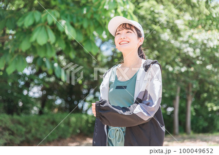 健康・ダイエットのため公園で散歩・ウォーキング・ランニングなどの有酸素運動をする女性(運動習慣) 100049652