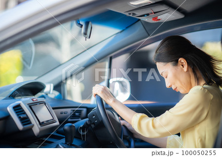 居眠り運転をするミドル女性 100050255