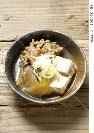 豆腐、玉ねぎ、長ねぎ、牛肉、肉豆腐を俯瞰で撮影 100050498