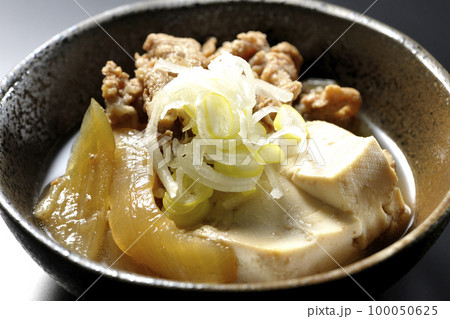 豆腐、玉ねぎ、長ねぎ、牛肉、肉豆腐を黒背景で撮影 豆腐、玉ねぎ、長ねぎ、牛肉、肉豆腐を黒背景で撮影 100050625