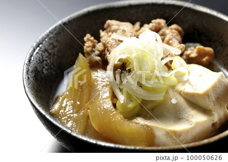 豆腐、玉ねぎ、長ねぎ、牛肉、肉豆腐を黒背景で撮影 豆腐、玉ねぎ、長ねぎ、牛肉、肉豆腐を黒背景で撮影 100050626