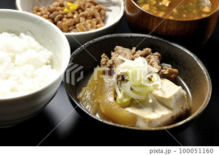 豆腐、玉ねぎ、長ねぎ、牛肉、肉豆腐定食 豆腐、玉ねぎ、長ねぎ、牛肉、肉豆腐定食 100051160