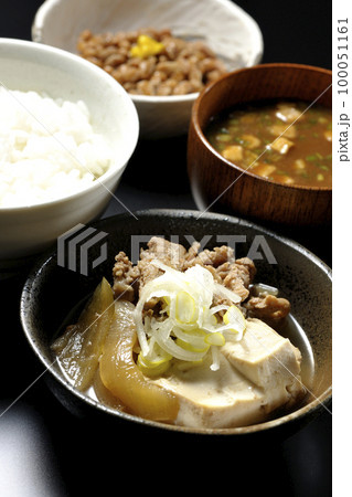 豆腐、玉ねぎ、長ねぎ、牛肉、肉豆腐定食 100051161