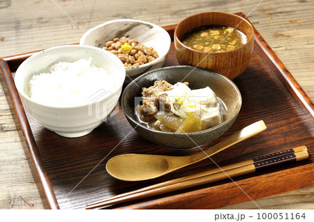 豆腐、玉ねぎ、長ねぎ、牛肉、肉豆腐定食 豆腐、玉ねぎ、長ねぎ、牛肉、肉豆腐定食 100051164