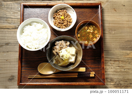 豆腐、玉ねぎ、長ねぎ、牛肉、肉豆腐定食 豆腐、玉ねぎ、長ねぎ、牛肉、肉豆腐定食 100051171