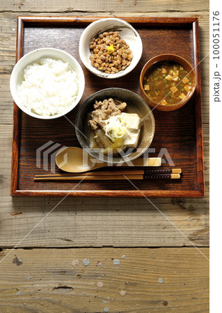 豆腐、玉ねぎ、長ねぎ、牛肉、肉豆腐定食 豆腐、玉ねぎ、長ねぎ、牛肉、肉豆腐定食 100051176