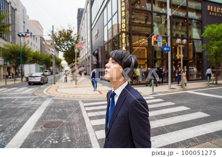 サラリーマンのポートレート 街中 オフィス街 ヘッドホン ヘッドフォン ノイキャン サラリーマンのポートレート 街中 オフィス街 ヘッドホン ヘッドフォン ノイキャン 100051275