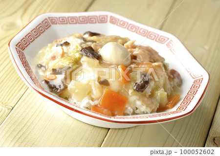 八角形の中華皿に盛られた中華丼 100052602