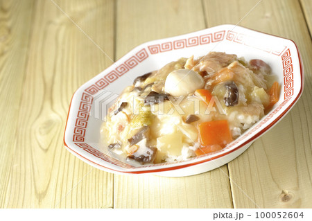 八角形の中華皿に盛られた中華丼 100052604