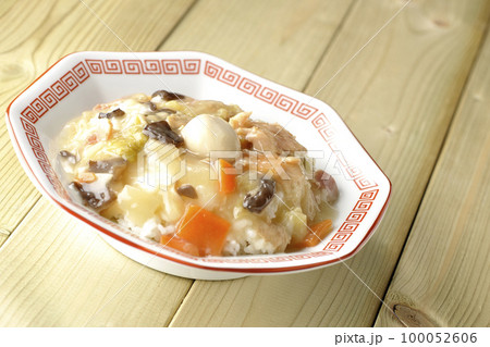 八角形の中華皿に盛られた中華丼 100052606