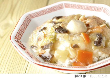 八角形の中華皿に盛られた中華丼 100052608