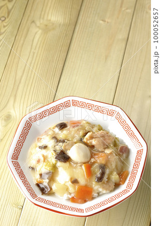 八角形の中華皿に盛られた中華丼を俯瞰で撮影 100052657