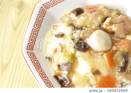 八角形の中華皿に盛られた中華丼を俯瞰で撮影 100052669