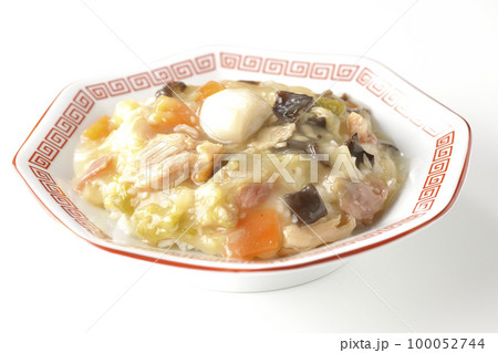 八角形の中華皿に盛られた中華丼を白背景で撮影 100052744