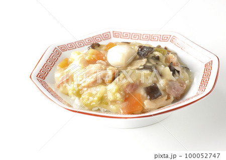 八角形の中華皿に盛られた中華丼を白背景で撮影 八角形の中華皿に盛られた中華丼を白背景で撮影 100052747