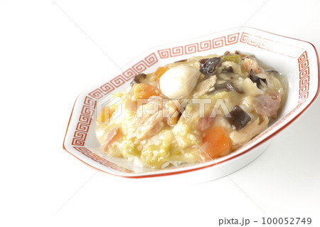 八角形の中華皿に盛られた中華丼を白背景で撮影 八角形の中華皿に盛られた中華丼を白背景で撮影 100052749