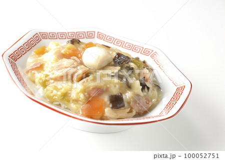 八角形の中華皿に盛られた中華丼を白背景で撮影 100052751