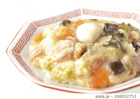 八角形の中華皿に盛られた中華丼を白背景で撮影 100052753