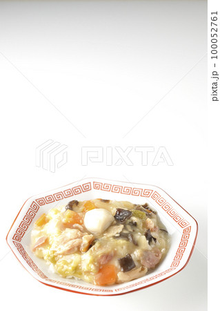 八角形の中華皿に盛られた中華丼を白背景で撮影 100052761