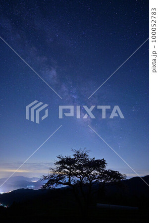 松尾の一本桜と天の川 100052783