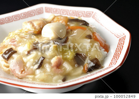 八角形の中華皿に盛られた中華丼を黒背景で撮影 100052849
