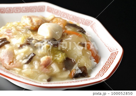 八角形の中華皿に盛られた中華丼を黒背景で撮影 100052850