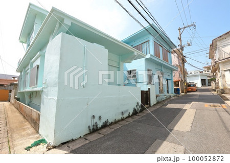 沖縄 宮古島市 伊良部島佐良浜集落のカラフルな街並み 沖縄 宮古島市 伊良部島佐良浜集落のカラフルな街並み 100052872