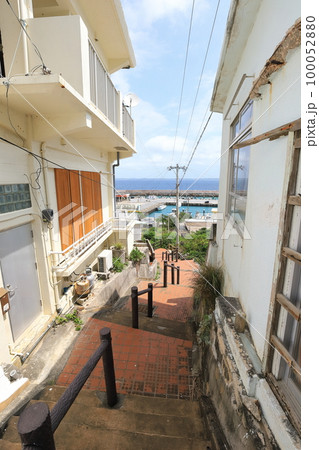 沖縄　宮古島市　伊良部島佐良浜漁港とカラフルな街並み 100052880