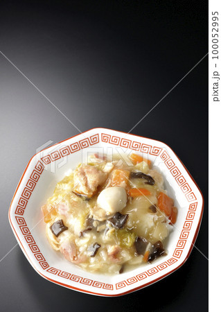 八角形の中華皿に盛られた中華丼を黒背景で俯瞰撮影 100052995