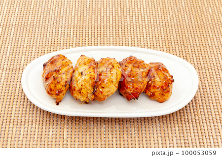 皿に盛った焼きつくね照り焼き 皿に盛った焼きつくね照り焼き 100053059