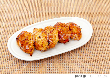 皿に盛った焼きつくね照り焼き 皿に盛った焼きつくね照り焼き 100053060