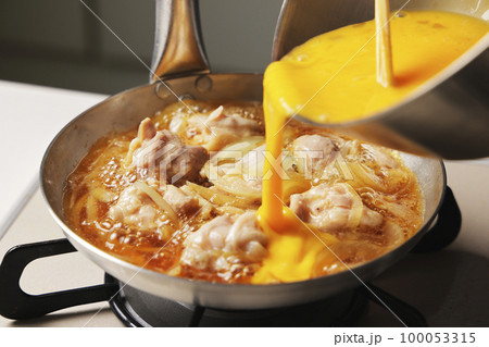 溶き卵を入れた親子丼の調理シーン 溶き卵を入れた親子丼の調理シーン 100053315