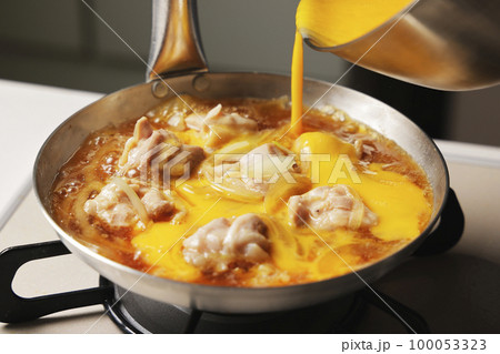 溶き卵を入れた親子丼の調理シーン 100053323