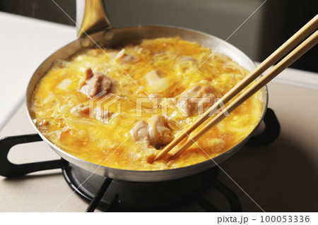 溶き卵を入れた親子丼の調理シーン 溶き卵を入れた親子丼の調理シーン 100053336