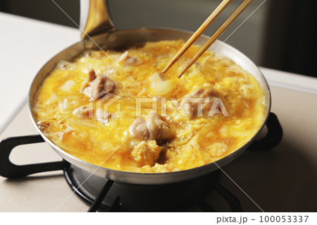 溶き卵を入れた親子丼の調理シーン 100053337