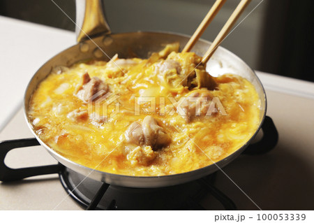 溶き卵を入れた親子丼の調理シーン 溶き卵を入れた親子丼の調理シーン 100053339