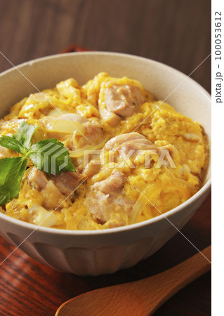 三つ葉を添えたふわとろ親子丼 100053612