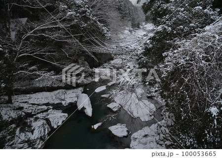かずら橋冬景色1(徳島県三好市東祖谷) かずら橋冬景色1(徳島県三好市東祖谷) 100053665