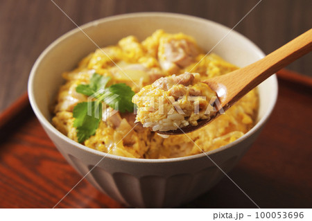 木のスプーンで持ち上げたふわとろ親子丼 木のスプーンで持ち上げたふわとろ親子丼 100053696