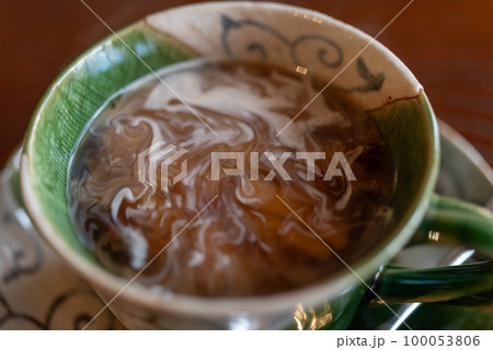 コーヒーを飲む コーヒーを飲む 100053806