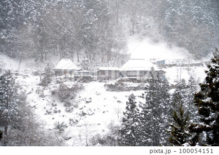 祖谷の山村冬景色（徳島県三好市西祖谷山村） 100054151