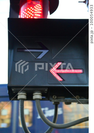 踏切の矢印表示：上り電車なのか下り電車なのか 100054933