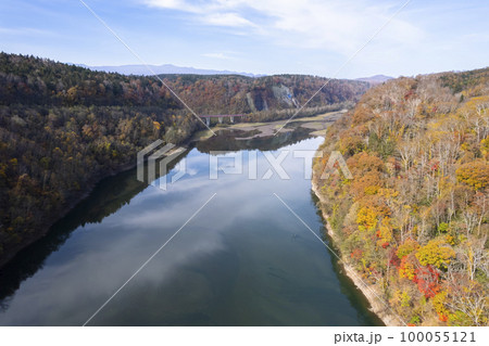 ドローンで秋の「えにわ湖」を空撮 100055121