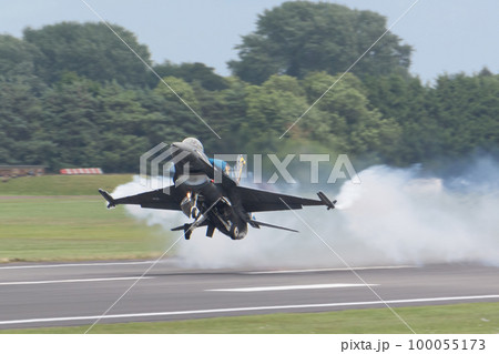 ギリシャ空軍F-16デモチーム「ゼウス」離陸 100055173